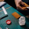 aanbrengen, aardewerk, afbijtmiddel, antiroestbehandeling, baksteen, bloemenververij, bont, chemisch hardende kit, chemisch hardende lijm, chemisch ontlakken, coating, dispersiekit, dispersielijm, dompelbad, dompelen, film, gips, glas, grondverf, hout of houtachtig materiaal, isolatiemateriaal, karton, keramisch materiaal, kunststof, kurk, kwast, laklaag, leer, logen, loogbad, metaal, oplosmiddelkit, oplosmiddellijm, organisch oplosmiddel, papier, planten of bloemen verven, poedercoating, rubber, smeltkit, smeltlijm, sprayen, spuitcabine, spuiten, spuitwand, steen, steen harsen, tectyl, textiel veredelen, textiel verven, textielveredeling, verf, verfsysteem, vernis, vernissen, wassen, zuurbad