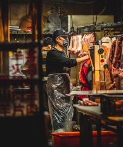 abattoir, bewerken, broeien, dierlijke bijproducten, fileren, organen, pekelen, roken, rokerij, slachterij, slachthuis, uitbenen, uitsnijden, vis, visverwerking, vlees, vleesverwerking, worstenmakerij, zouten