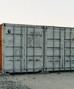 GFT-afval, aluminium, as of slakken van verbranding, autobanden, autowrakken, baggerspecie, beschadigde of afgedankte loodzuuraccu's, beschadigde of afgedankte transformatoren, bouwstoffen, bulkgoed, cement, container, ertsen of derivaten van ertsen, gebruikt actief kool, gebruikt straalgrit, gebruikte gepantserde papier-loodkabels, gebruikte glasvezelkabels, gebruikte oliedrukkabels, gebruikte oliefilters, gebruikte papiergeïsoleerde grondkabels, gereedschap, geshredderd hout, geshredderd metaal, groenafval, grond, houtsnippers, ijzer, inert, kabels, karton, laadkade, lekkende goederen, loskade, loswal, magazijn, opslag, opslagterrein, overslaan, papier, roestvast staal, schroot, silo, slachtafval, snoeihout, spoorbielzen, spullen, steenkolen, steenkool, storage, stortgoed, straatmeubilair, strooizout, stuifgevoelige goederen, stukgoed, tapijt, teerhoudend asfalt, teerhoudend dakafval, textiel, tuinmeubilair, uitlogende goederen, vermestende goederen, vlakglas, voedselafval, voorraad, zand, zwavel